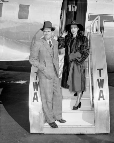 #Vivien Leigh# Vivien and Olivier waved goodbye to America on Dec. 28, 1940. They had been responsible for raising about a million dollars for British aid before they left. ​​​​