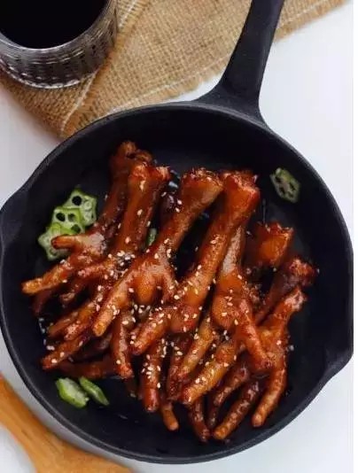 啤酒烧鸡爪
食材：鸡爪,啤酒，蒜，姜，干辣椒
做法：
1.鸡爪用沸水焯一下
2.将焯过的鸡爪入清水泡十十分钟
3.准备姜片，蒜瓣，干辣椒，花椒，桂皮
4.生抽，料酒，还有一罐啤酒
5.锅内油热到5成时下鸡爪翻炒片刻
6.随后加姜蒜辣椒桂皮花椒,适量生抽与料酒炒均匀
7.接着加入啤酒(1罐),调适量盐,煮20分钟
8.当锅内啤酒已经快收汁时,加少许鸡精就可以起锅装盘