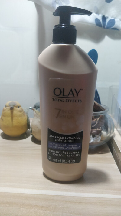 OLAY七重多效修护身体乳，主打美白，保湿，修复，抗氧化，抗皱。烟酰胺浓度3%，比白瓶的浓度高，美白效果更好。半透明乳黄色乳液质地，冬天用很好吸收，完全不油腻，每次沐浴后涂在身上，一股浓郁的花果香味，香到爆…