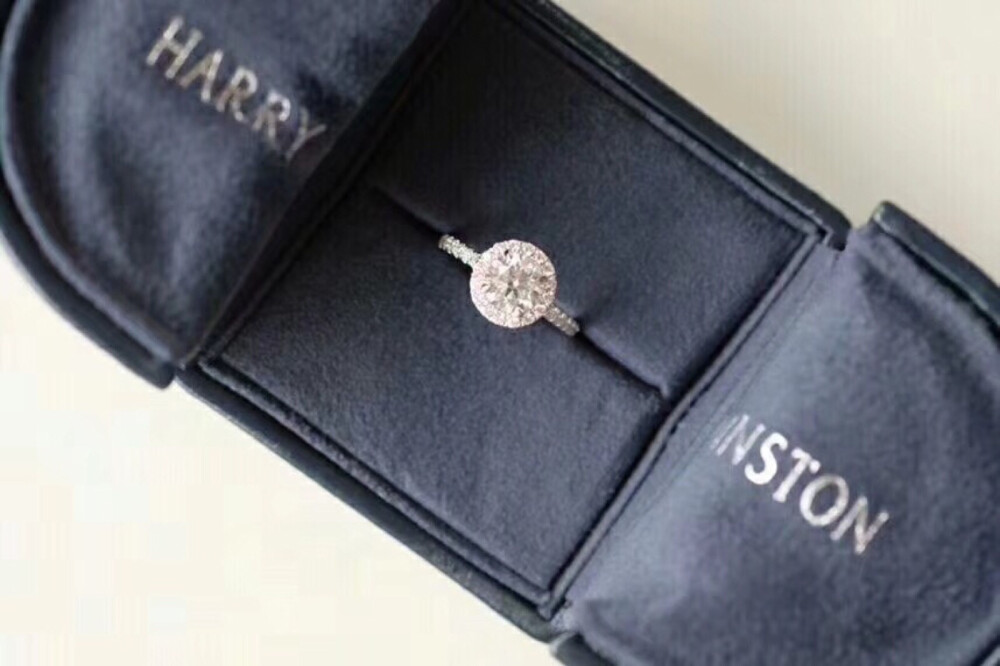 hw经典系列the one钻戒 圆形克拉钻 小钻整圈围边 象征一直守护着你