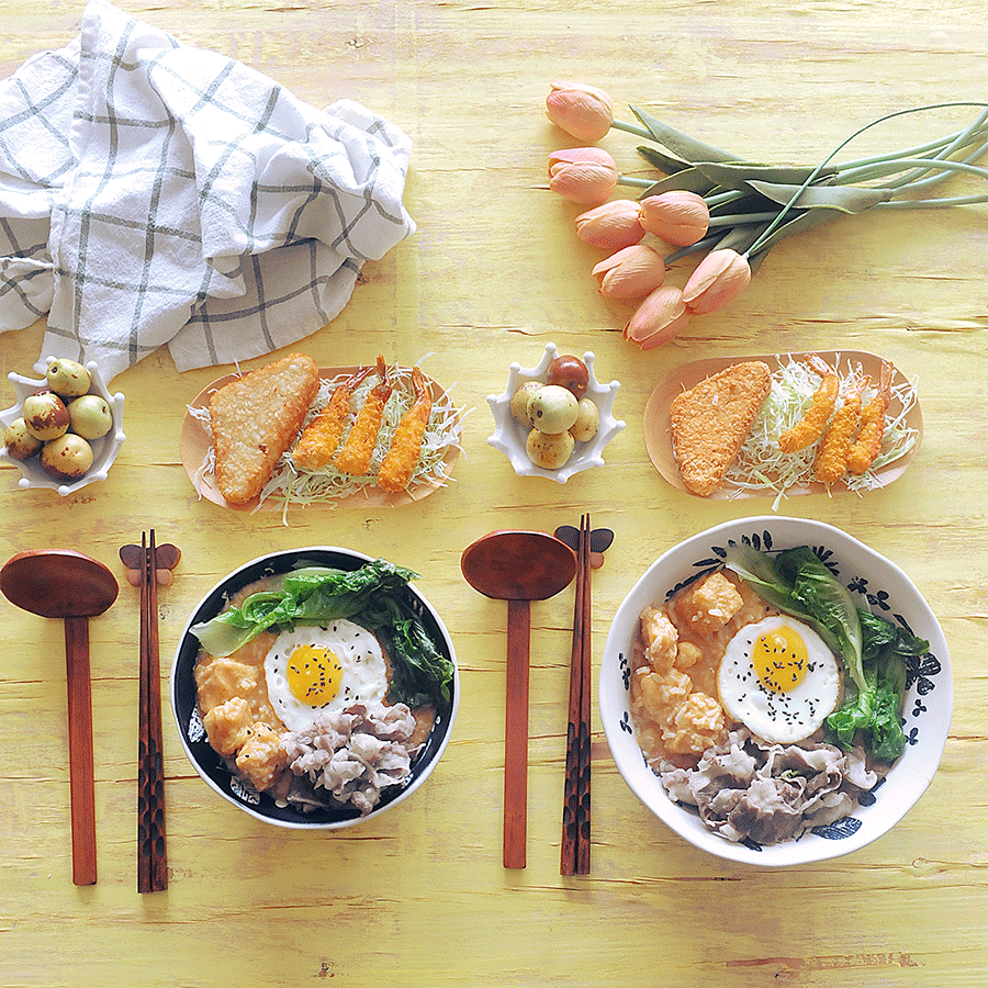 午安，今日早餐：沙茶泡饭+炸虾+炸薯饼。
今儿的早餐图好浪漫~
特别推荐大家买一罐沙茶酱放冰箱，真的百搭，最近好累所以吃的就好简单，一早起来剩饭加沙茶酱煮了一锅沙茶泡饭，再搭配一些自己喜欢吃的食材，也算是一顿还不错的早餐了。
我觉得所有的炸物搭配上卷芯菜丝看起来就完全不一样啦~~颜色搭配立马鲜艳起来了~卷心菜丝真是个好东西~