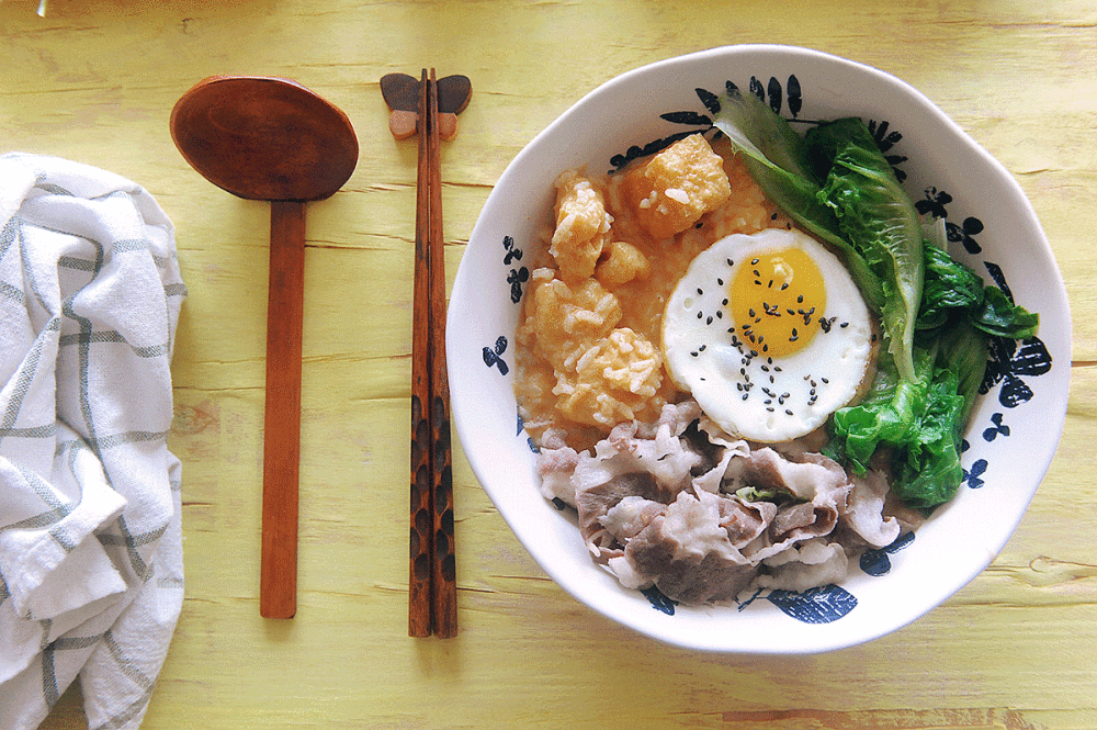 午安，今日早餐：沙茶泡饭+炸虾+炸薯饼。
今儿的早餐图好浪漫~
特别推荐大家买一罐沙茶酱放冰箱，真的百搭，最近好累所以吃的就好简单，一早起来剩饭加沙茶酱煮了一锅沙茶泡饭，再搭配一些自己喜欢吃的食材，也算是一顿还不错的早餐了。
我觉得所有的炸物搭配上卷芯菜丝看起来就完全不一样啦~~颜色搭配立马鲜艳起来了~卷心菜丝真是个好东西~