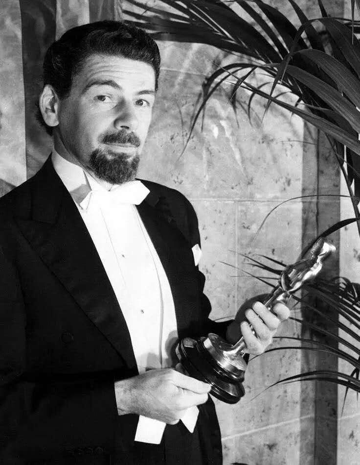 保罗穆尼
Paul Muni 1895-1967年
曾获奥斯卡最佳男主角六次提名：2/6/8/9/10/32届，凭借《万世流芳》得9届影帝。