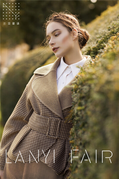 兰奕屋语 LANYI FAIR “格子小姐套装”。全手缝双面可穿的羊毛上衣，驼色面百搭优雅，千鸟格面复古有特色。花瓣型下裙，摇曳生姿。带里衬的高腰裤装，舒适防寒。珍妮衬衫万能搭。 服装设计：兰奕