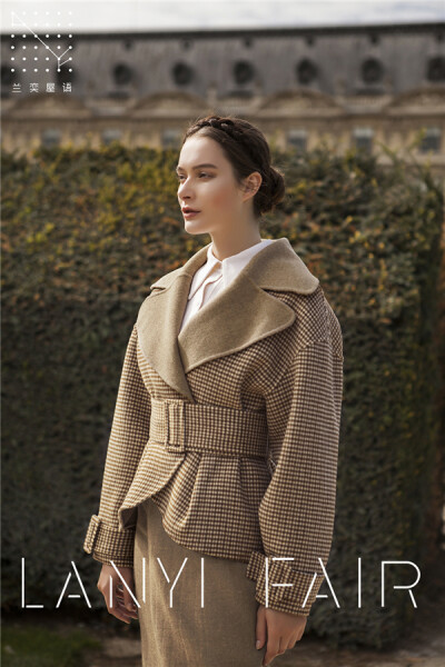 兰奕屋语 LANYI FAIR “格子小姐套装”。全手缝双面可穿的羊毛上衣，驼色面百搭优雅，千鸟格面复古有特色。花瓣型下裙，摇曳生姿。带里衬的高腰裤装，舒适防寒。珍妮衬衫万能搭。 服装设计：兰奕