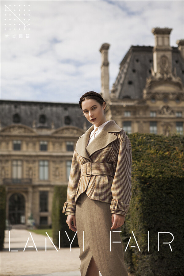 兰奕屋语 LANYI FAIR “格子小姐套装”。全手缝双面可穿的羊毛上衣，驼色面百搭优雅，千鸟格面复古有特色。花瓣型下裙，摇曳生姿。带里衬的高腰裤装，舒适防寒。珍妮衬衫万能搭。 服装设计：兰奕