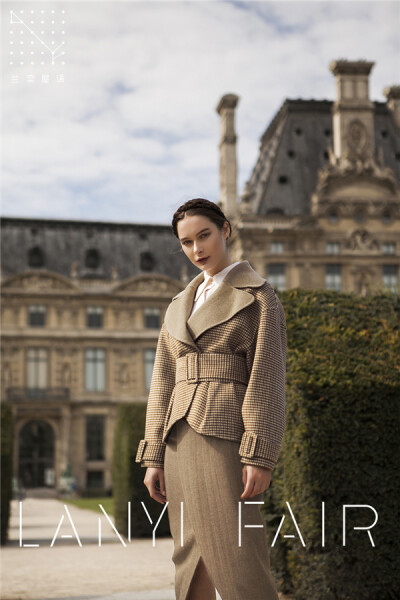 兰奕屋语 LANYI FAIR “格子小姐套装”。全手缝双面可穿的羊毛上衣，驼色面百搭优雅，千鸟格面复古有特色。花瓣型下裙，摇曳生姿。带里衬的高腰裤装，舒适防寒。珍妮衬衫万能搭。 服装设计：兰奕