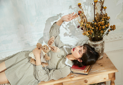 我希望有个如你一般的人
如山间清爽的风
如古城温暖的光
从清晨到夜晚
由山野到书房
只要最后是你
就好