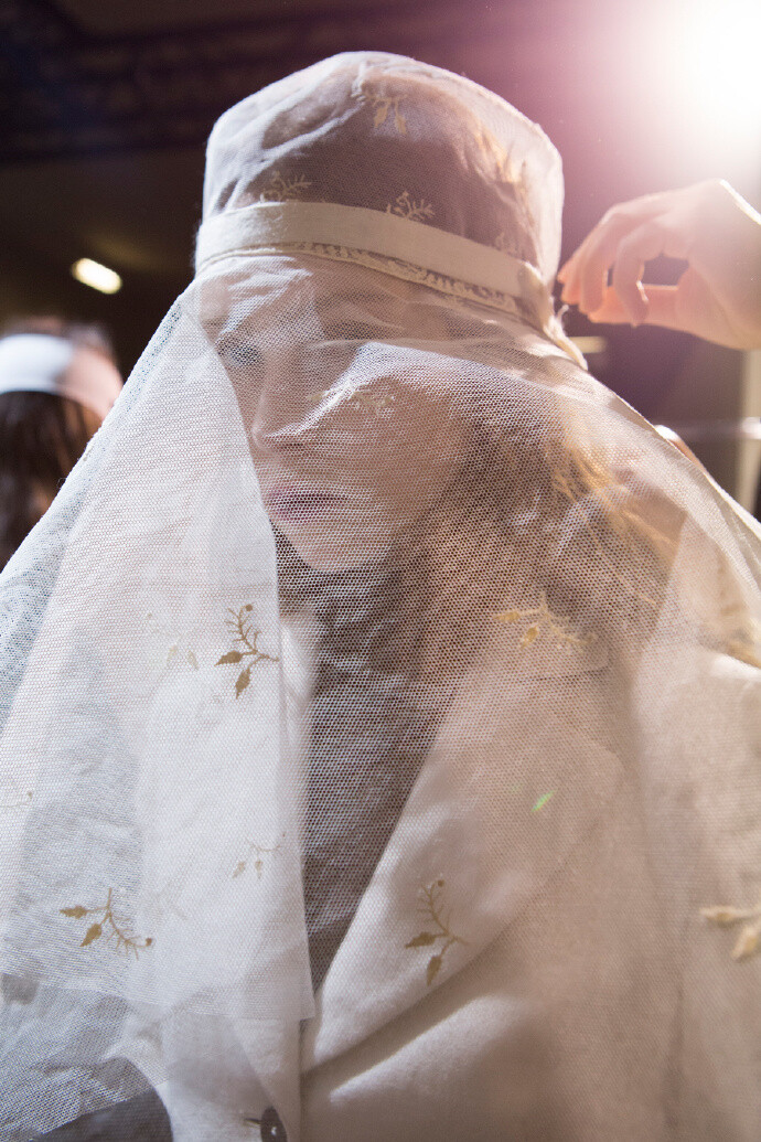 Ann Demeulemeester Fall 2017 Fashion Show Backstage 