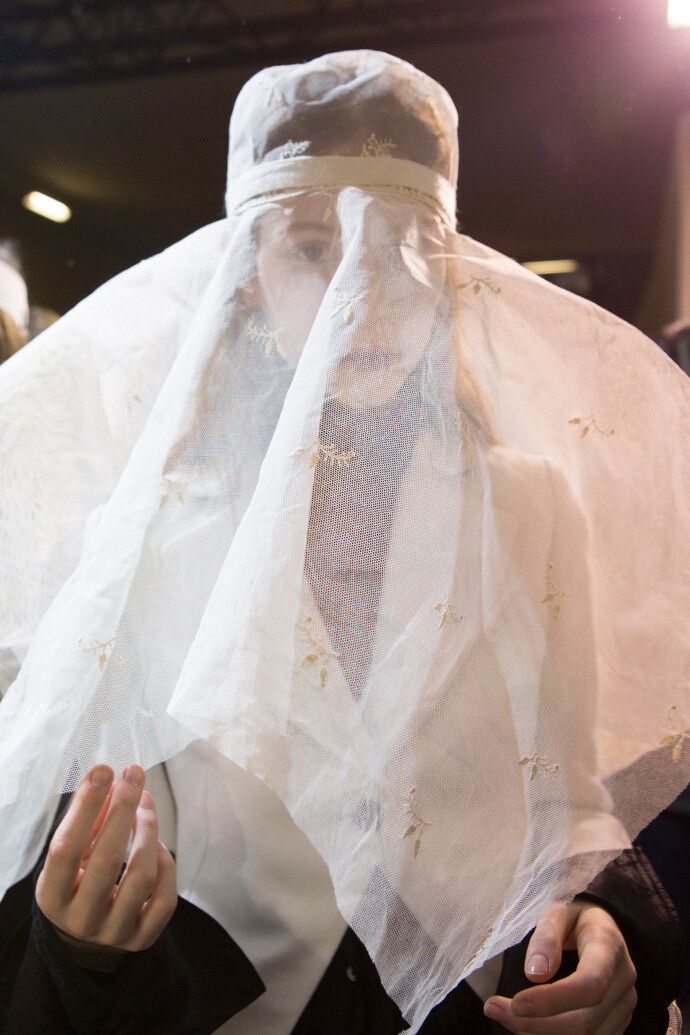 Ann Demeulemeester Fall 2017 Fashion Show Backstage 