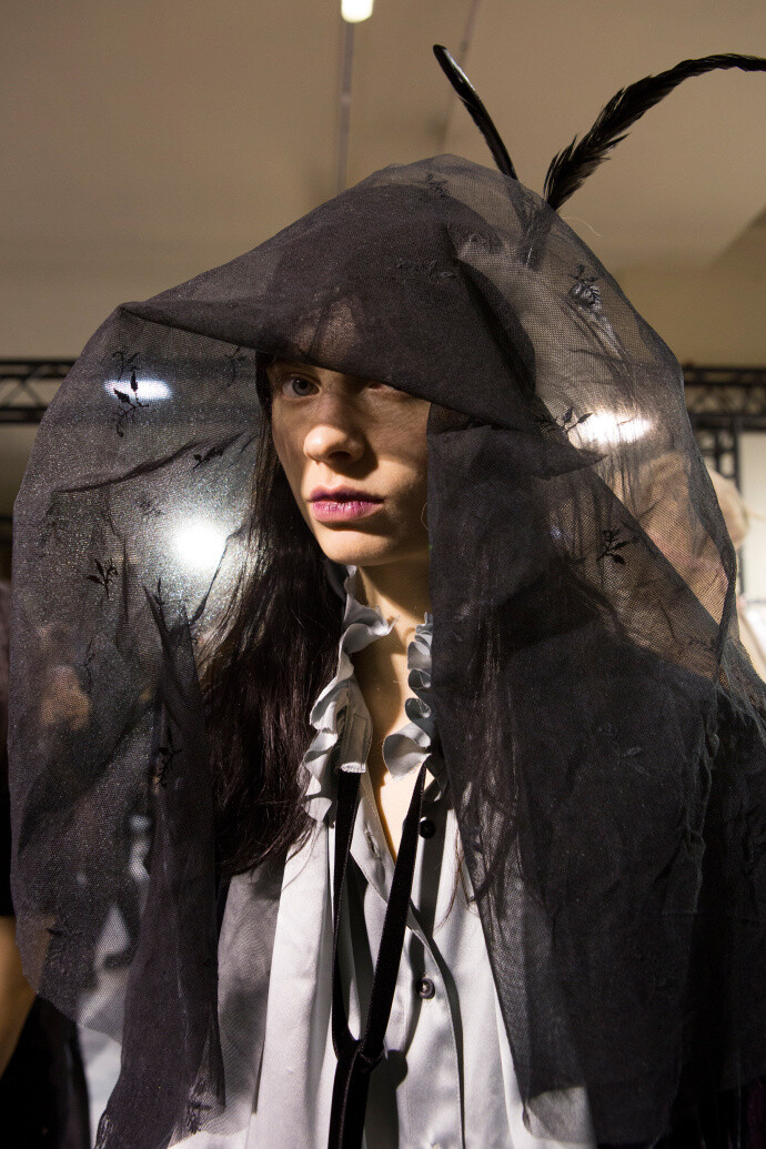 Ann Demeulemeester Fall 2017 Fashion Show Backstage 