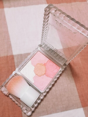 Can make腮红☜ 非常棒的腮红呀，小仙女的选择！外观十分少女，花瓣的设计很精致，配套的小刷子也很好用，上脸很自然，之前买过名创优品十块钱的腮红玩，擦完我就是化妆的佟湘玉，但是Can make这款腮红，真的很自然，多涂几层也不会突兀。以前其实我也不爱擦腮红，化完妆脸白白的像病了，擦一下腮红，看起来气色好很多！打CALL
