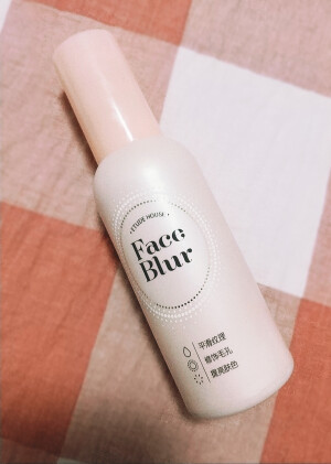 伊蒂之屋妆前乳☜ 我是被这个妆前乳的名字还有瓶子吸引的，“柔焦美颜妆前乳”是不是很心动，但是使用之后除了味道很好闻就想不到其他的优点了。我是混合性皮肤，上脸真的有点油，而且不能吸收的感觉，会有点搓泥，每次涂完都要疯狂拍粉，持久也不行，早上用中午就没了，现在都用来涂脖子，应该是不会再买了，每个人肤质不一样，反正是挺不适合我的。
