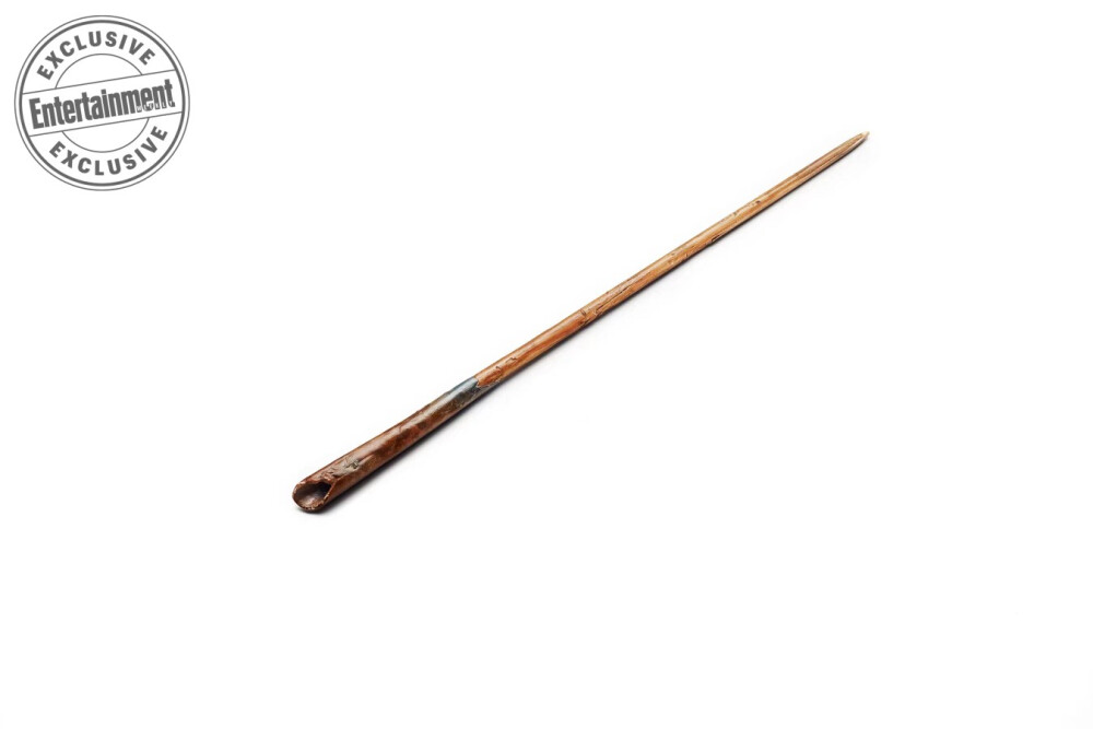 1.【纽特】重点是耐用。“我们想体现出他的魔杖用得很多，光滑的橡木魔杖柄上有很多刮痕，它被用得很糙，就像打理花园的工具似的。”