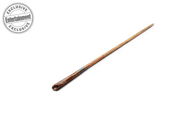 1.【纽特】重点是耐用。“我们想体现出他的魔杖用得很多，光滑的橡木魔杖柄上有很多刮痕，它被用得很糙，就像打理花园的工具似的。”