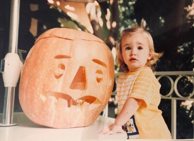 Lily Collins ins
#TBT Been gearing up for Halloween for a while now...