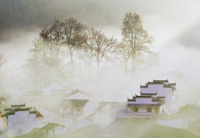 漠漠青山水自流，西风烟树几经秋。旧进歌舞人游地，月满江城十二楼。----------《石城秋夜》释斯植 ​