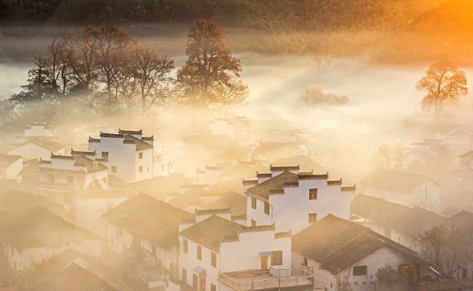 漠漠青山水自流，西风烟树几经秋。旧进歌舞人游地，月满江城十二楼。----------《石城秋夜》释斯植 ​