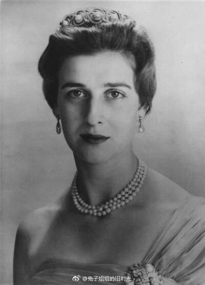 珠宝与美人|Princess Alexandra of Kent
图8亚历山德拉公主穿着一件18世纪的礼服，曾经由她的母亲玛丽娜公主拥有，由诺曼帕金森拍摄，1972年。