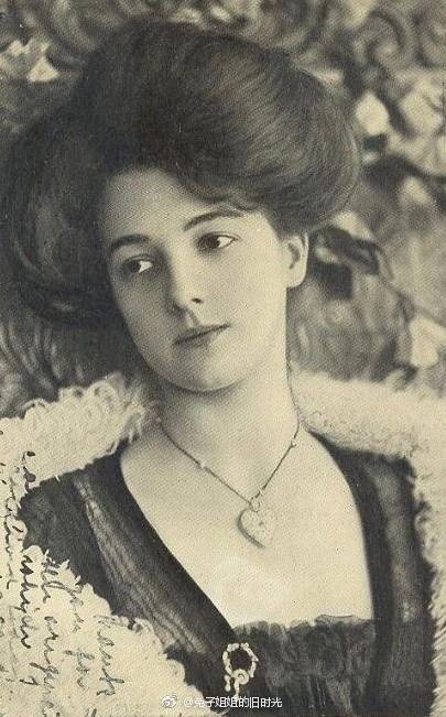 珠宝与美人|Evelyn Nesbit
图1拍摄于1902年。展出于“我的多彩过去”摄影项目，是由来自爱尔兰的艺术家韦斯特波特创办的。 ​​​