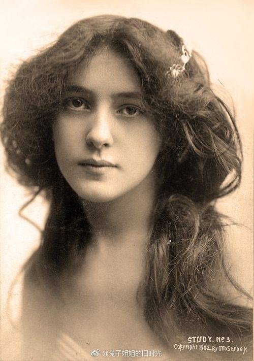 珠宝与美人|Evelyn Nesbit
图1拍摄于1902年。展出于“我的多彩过去”摄影项目，是由来自爱尔兰的艺术家韦斯特波特创办的。 ​​​