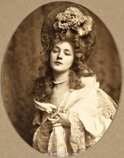 珠宝与美人|Evelyn Nesbit
图1拍摄于1902年。展出于“我的多彩过去”摄影项目，是由来自爱尔兰的艺术家韦斯特波特创办的。 ​​​