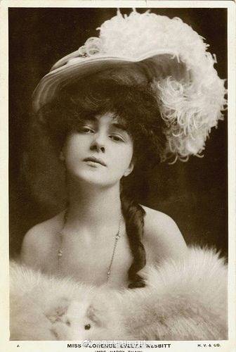 珠宝与美人|Evelyn Nesbit
图1拍摄于1902年。展出于“我的多彩过去”摄影项目，是由来自爱尔兰的艺术家韦斯特波特创办的。 ​​​