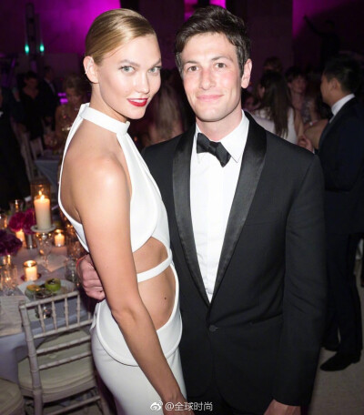 #小kk结婚# 超模KarlieKloss 今日宣布结婚，果然不管是国内还是国外，年末幸福的指数都很高啊！老实说，你拉后腿了吗？ ​