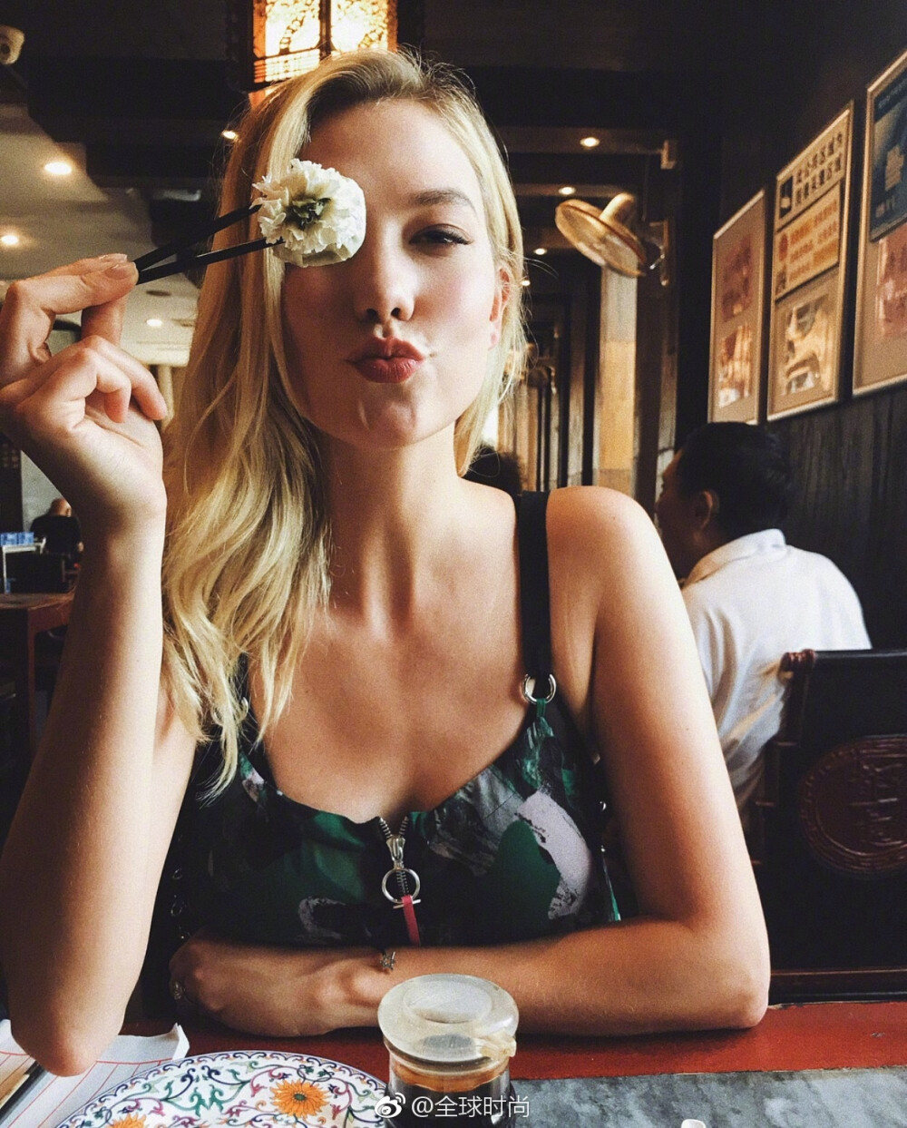 #小kk结婚# 超模KarlieKloss 今日宣布结婚，果然不管是国内还是国外，年末幸福的指数都很高?。±鲜邓?，你拉后腿了吗？ ?