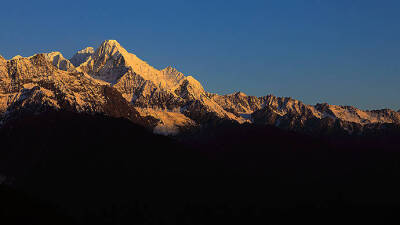 藏区最为震撼的“梅里雪山”的“日照金山”，据说亲眼看到，虔诚地拜一拜可保一生平安 ​