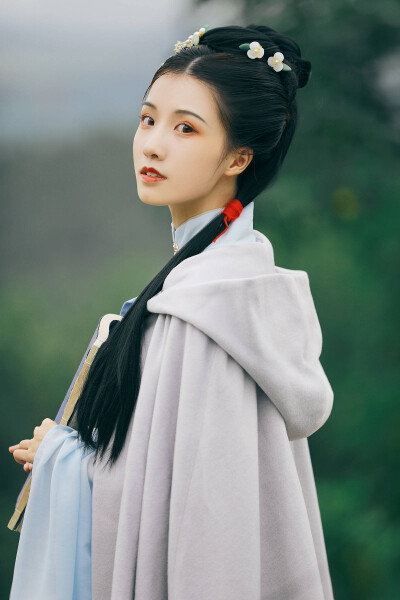 缓缓踏浪执笔赋，八仙渡海普清明。
photo by@钟灵记汉服 ​