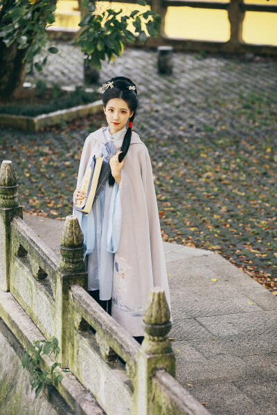 缓缓踏浪执笔赋，八仙渡海普清明。
photo by@钟灵记汉服 ​