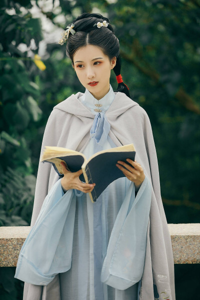 缓缓踏浪执笔赋，八仙渡海普清明。
photo by@钟灵记汉服 ​