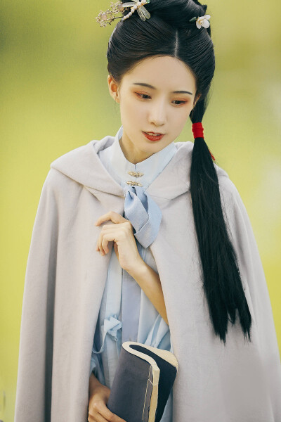 缓缓踏浪执笔赋，八仙渡海普清明。
photo by@钟灵记汉服 ​