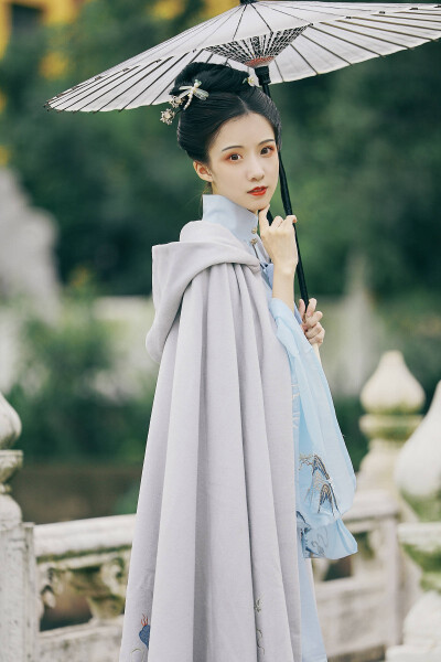 缓缓踏浪执笔赋，八仙渡海普清明。
photo by@钟灵记汉服 ​