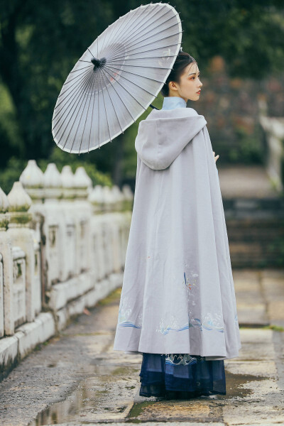 缓缓踏浪执笔赋，八仙渡海普清明。
photo by@钟灵记汉服 ​