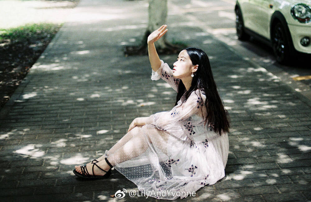 #成都摄影工作室# #成都约拍#
初夏的风暖暖的，刚好～ ​
cr:@LilyAndYvonne