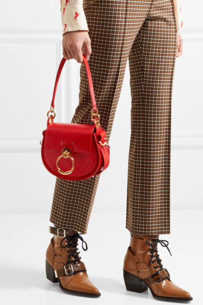 
【NET-A-PORTER.COM 独家发售】自 Natacha Ramsay-Levi 在 Chloé 2018 秋冬大秀中首次发布 “Tess” 系列单肩包，我们便被它的典雅外形与靓丽色彩所吸引，所以特意诚邀品牌为本网站独家打造几种色泽。这一小巧的 “…