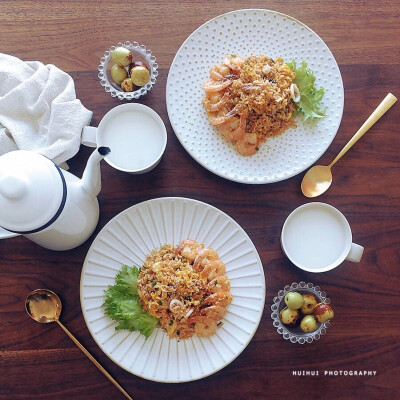 早安，今日早餐：沙茶海鲜炒饭+花生浆+冬枣。
沙茶海鲜炒饭做法：《今天吃什么1》P120页。
