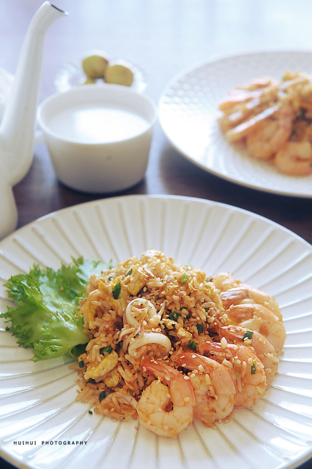 早安，今日早餐：沙茶海鲜炒饭+花生浆+冬枣。
沙茶海鲜炒饭做法：《今天吃什么1》P120页。
