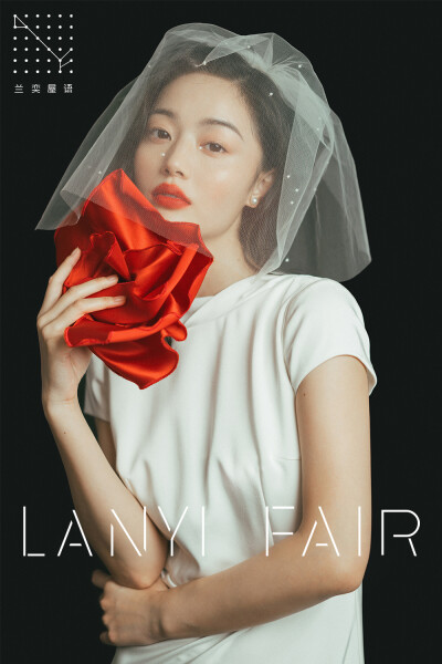 兰奕屋语 LANYI FAIR 成品轻礼服 “方雅”。线条极简又有细节的一款，优雅的V形露背飘带设计，落落大方。内衬同样采用丝棉，舒适度极高。 服装设计：兰奕