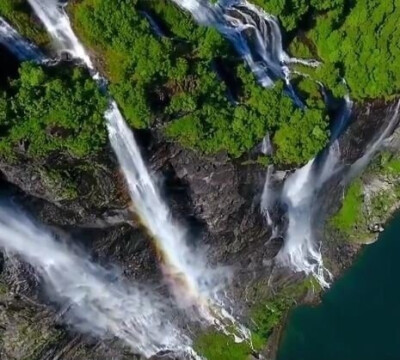 挪威，这个并不是很大的北欧国家，却隐藏着世间及其少有的美景，七姐妹瀑布，也是这里很出名的一道美景，由七个独立的溪流组成的瀑布。其中最高的一处落差达250米 ​​​​