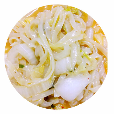 重庆小面➕鸡腿菇➕白菜。佐料用一半就很好吃，不然太辣了～