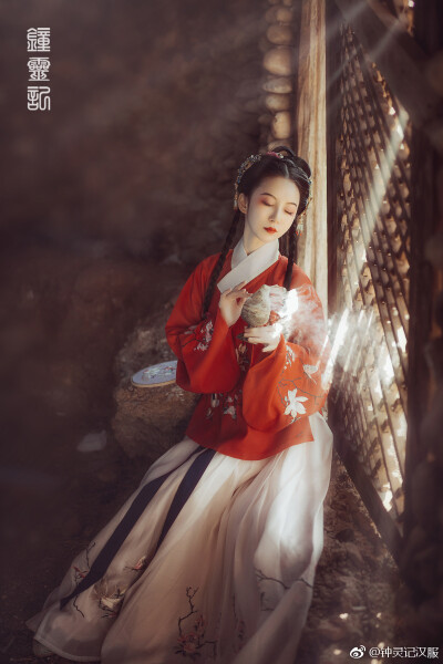 玉棠春 迂回折枝不悔春，飞燕玉环纷向遗。 - 钟灵记汉服