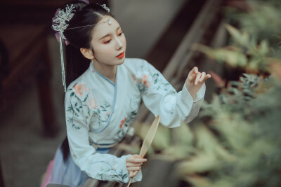 玉茗 钗头玉茗妙天下，几多清香爬月牙。 - 钟灵记汉服