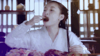 罗云熙 吴倩
润玉 落落
“我与梦中的小小姑娘说，等她长大了，便带她去看悬崖上的红花、海底的白珠，欢喜她欢喜到打仗吃酒读书抚琴都忍不住带到身边，山高水长过一辈子。”