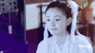 罗云熙 吴倩
润玉 落落
“我与梦中的小小姑娘说，等她长大了，便带她去看悬崖上的红花、海底的白珠，欢喜她欢喜到打仗吃酒读书抚琴都忍不住带到身边，山高水长过一辈子。”