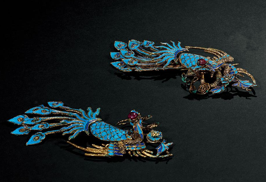 凤凰尾部羽毛向后放射形散开,其间云气缠绕,周身施以点翠,此组凤凰