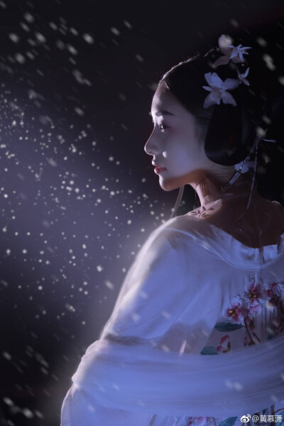 清霜
摄影：@黄慕潇
出镜：@王吱吱kira
妆造：@苏浅月如果
#深圳约拍##广州约拍##摄影不凡# ​​​