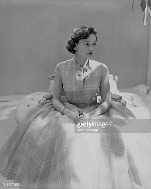 1950年，好莱坞影星吉恩·蒂尔尼（Gene Tierney）身穿她丈夫Oleg Cassini设计的裙装。 (摄影：John Rawlings） ​​​